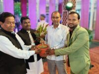 विकासखंड पल्हनी के सफाईकर्मी जान मोहम्मद के भतीजे के वलीमे में पौधा भेंट कर दी गई मंगलकामनाएं