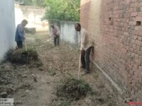 आजमगढ़ के एकरामपुर में विशेष स्वच्छता अभियान, ग्रामीणों को किया जागरूक