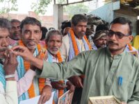 आजमगढ़ में मजदूर दिवस पर श्रमिक सम्मान समारोह, 300 श्रमिकों को किया गया सम्मानित