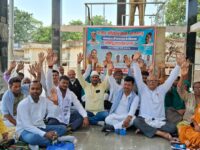 आजाद अधिकार सेना का धरना चौथे दिन भी जारी, भ्रष्टाचार के खिलाफ नारेबाजी