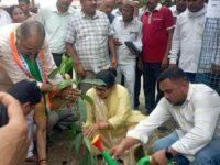 पेड़ से ही प्राण है अभियान के तहत ब्लॉक परिसर में जिलाधिकारी ने किया पौधरोपण