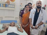 जिला अस्पताल के डॉक्टरों की मेहनत से गंभीर मरीज हुआ स्वस्थ, परिजनों ने जताया आभार