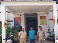 सैयदराजा पुलिस ने गोवंश तस्करी के आरोप में एक को किया गिरफ्तार, पिकअप से दो गोवंश बरामद