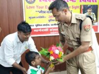 विश्व दृष्टि दिवस पर चन्दौली पुलिस की संवेदनशील पहल, दृष्टिबाधित बच्चों के साथ एसपी आकाश पटेल ने साझा किए खुशियों के पल