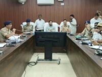 नवरात्रि, दुर्गापूजा और दशहरा को लेकर प्रशासन अलर्ट, डीएम-एसपी ने पीस कमेटी की बैठक में दिए निर्देश