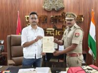 चंदौली में लूटकांड का खुलासा करने वाली पुलिस टीम सम्मानित, एसपी आकाश पटेल ने दिया ₹15 हजार का पुरस्कार