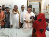 पिता की 22वीं पुण्यतिथि पर अखिलेश मिश्रा गुड्डू ने किया जनसेवा का आयोजन