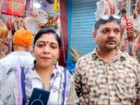 करवा चौथ पर दुर्गा शक्ति सेवा ट्रस्ट की अनोखी पहल, सुहागिन महिलाओं को बांटे करवा और चलनी